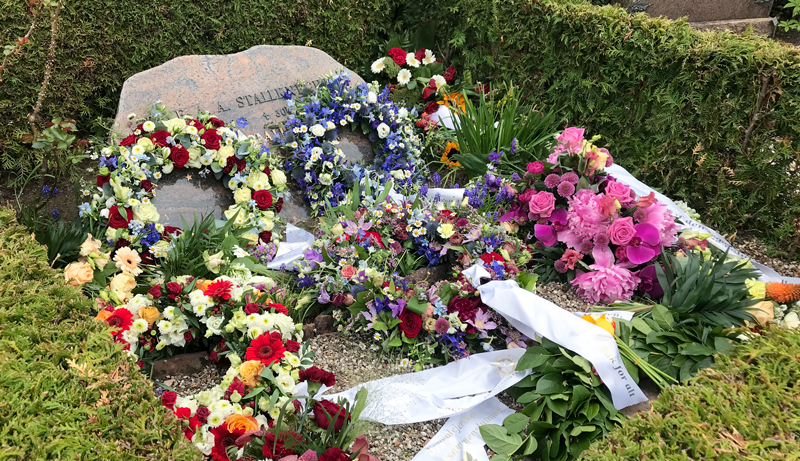 Kranse og blomster fyldte godt op på familiegravstedet, hvor Kirsten Stall-knechts urne skal nedsættes. Den blå krans ved stenen til højre for kransen fra Dansk Sygeplejeråd er en hilsen fra SSN, Sammenslutningen af Sygeplejersker i Norden.
