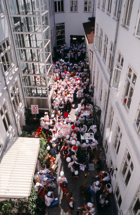 Sygeplejersker fra hele landet forsamlet i gården i Vimmelskaftet, DSR's tidligere hovedkvarter, før demonstration. 1995
