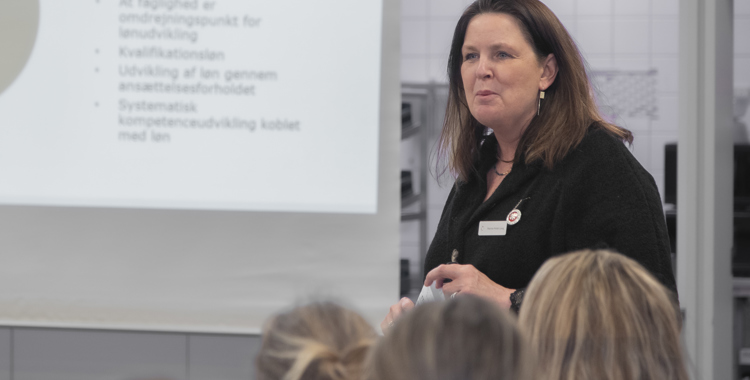 Kredsnæstformand Hanne Holst Long præsenterede den nye kompetence- og lønmodel for sygeplejerskerne i Ikast-Brande