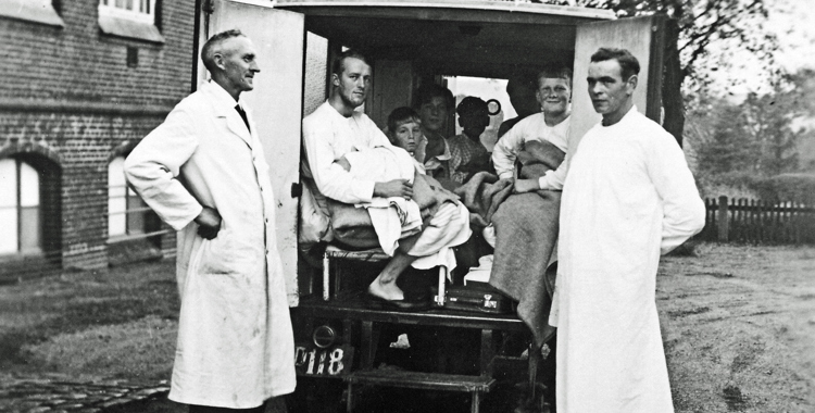 Polioepidemien i Haderslev 1934. Ambulance med voksne patienter og børn.