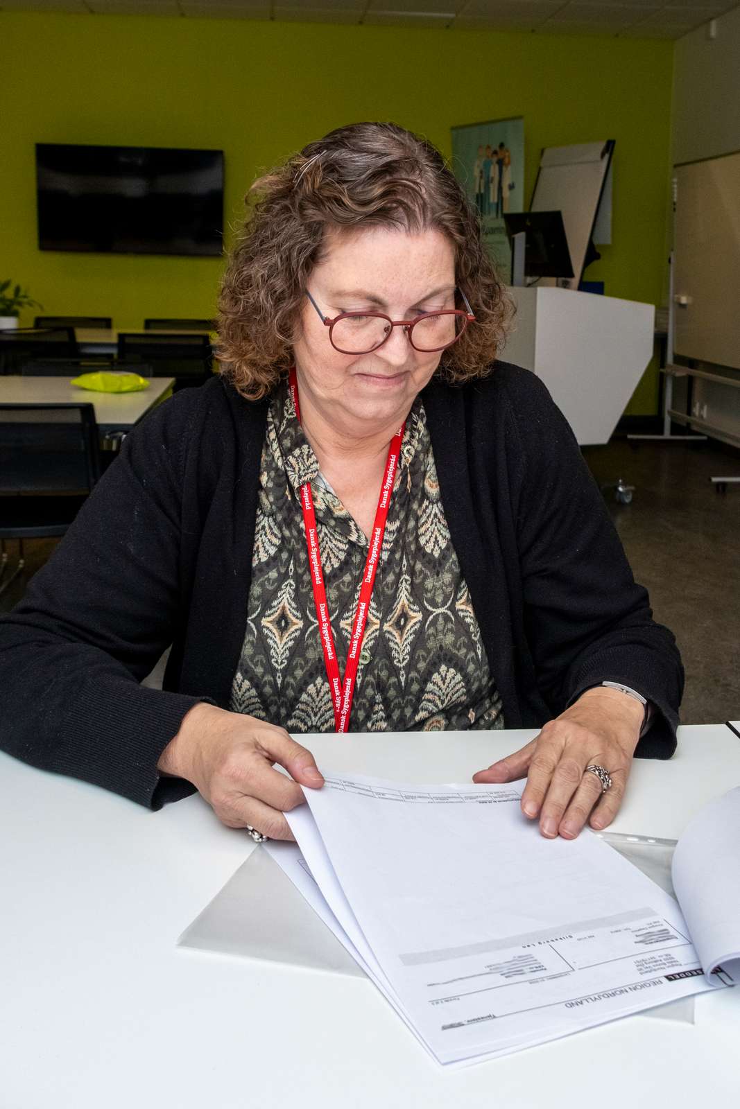 FTR Anette Damgaard tjekker lønsedler