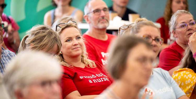 Der var mange sygeplejersker i røde t-shirts ved debatterne på årets folkemøde, hvor også manglen på sygeplejersker i det offentlige sundhedsvæsen blev debatteret.