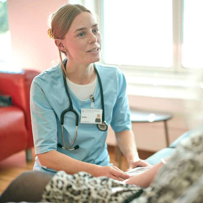 Sygeplejerske i dialog med patient