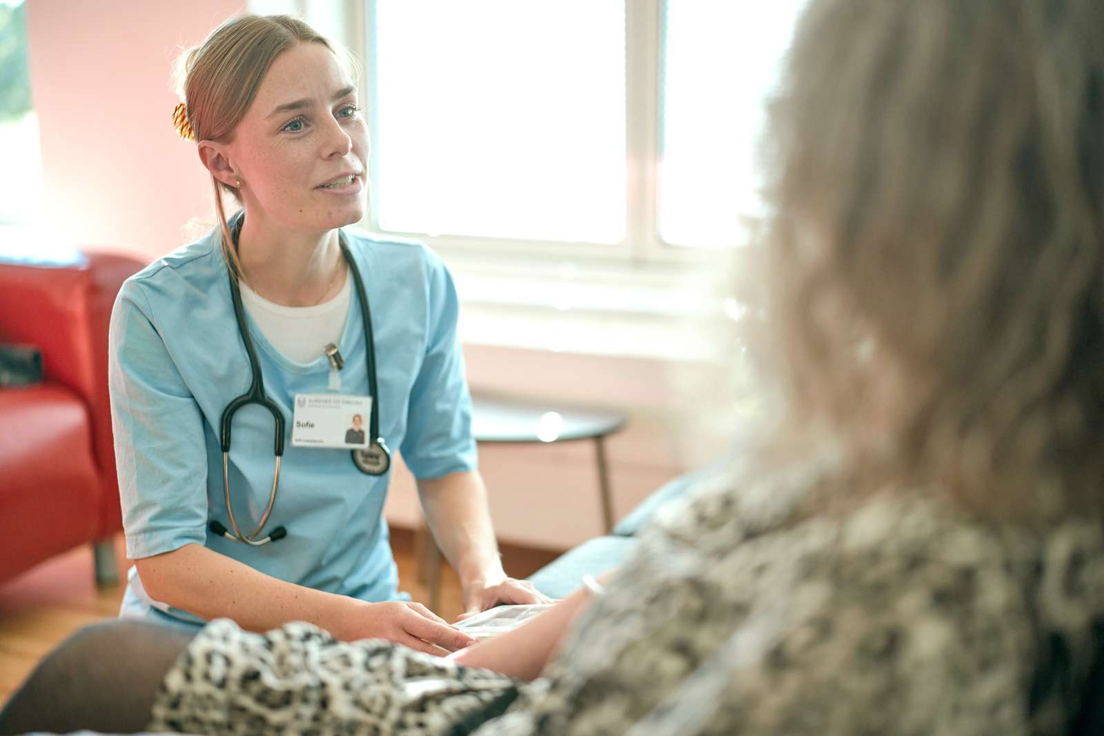 Sygeplejerske i dialog med patient