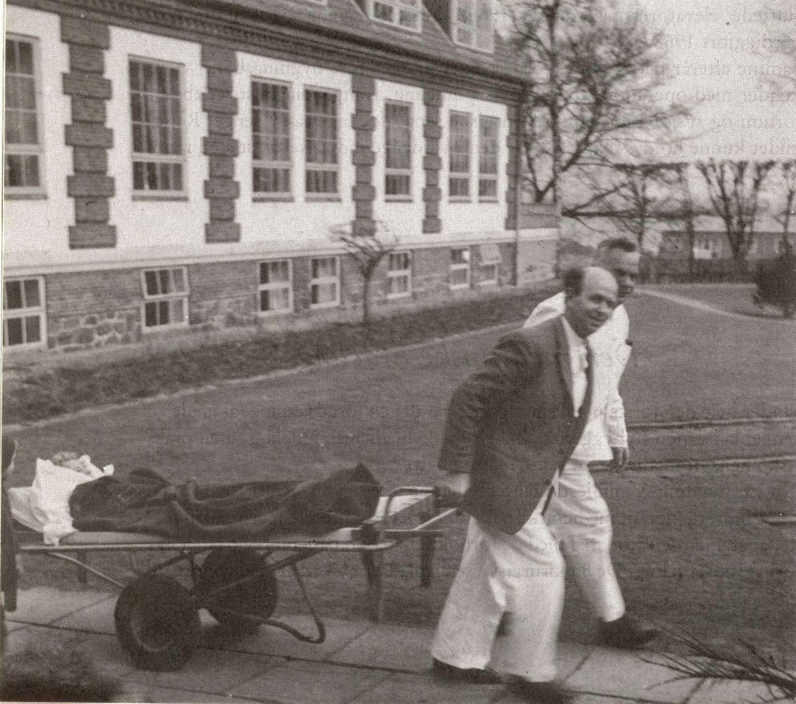 Portørerne Frode og Børge transporterer patient mellem afdelingerne på Hobro Sygehus nok cirka 1965.