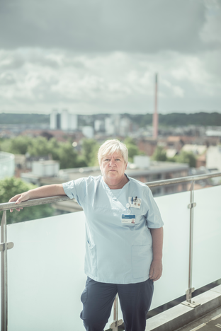 Klinisk sygeplejespecialist Hrønn Thorn fra Onkologisk Ambulatorium var i 2021 med til at undersøge patienternes oplevelser med hjemmebehandling. ”Vi fandt ud af, at hjemmebehandlingen fylder meget mere i deres hverdag end vi troede,” siger hun.
