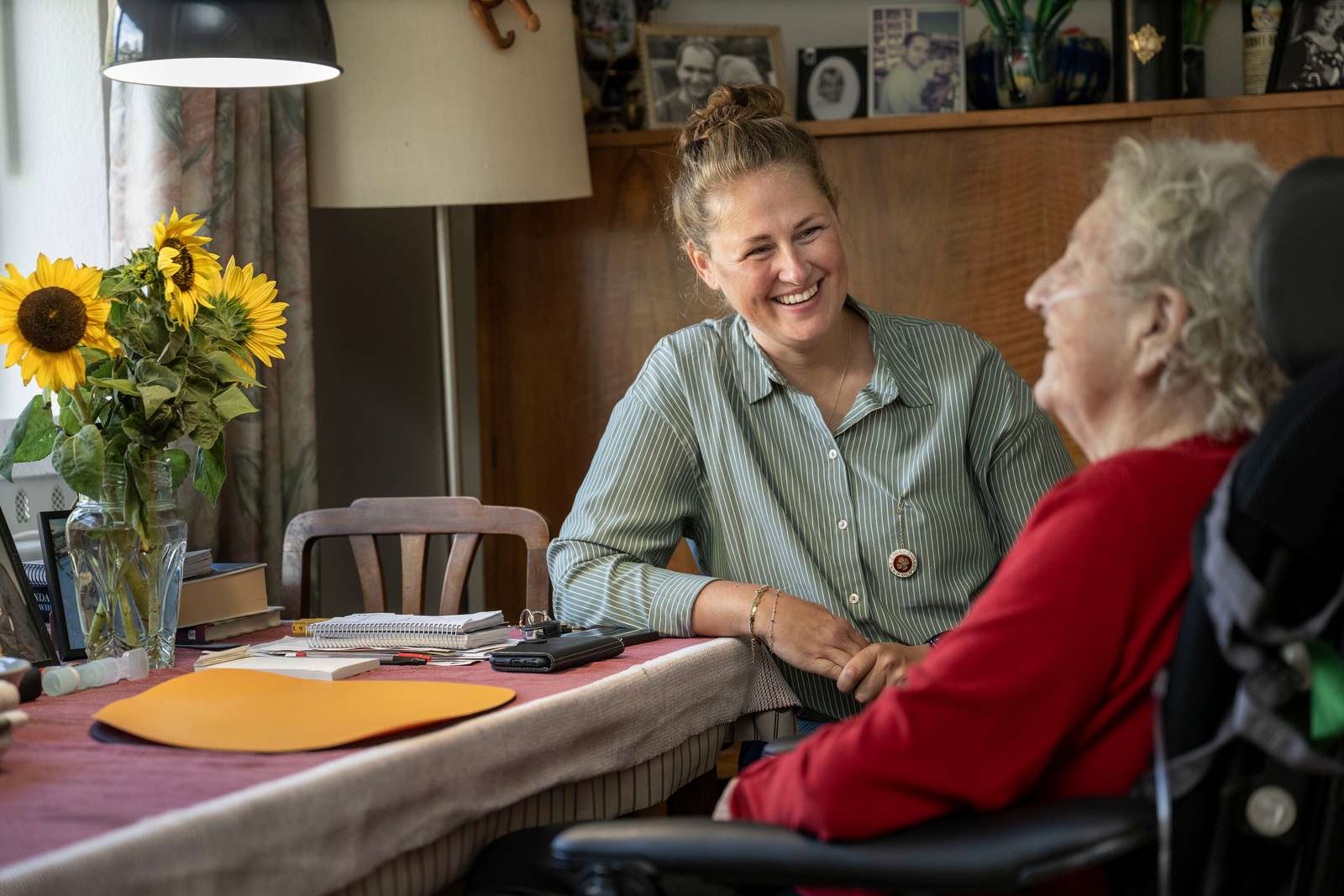 Rikke Frederiksen med 89-årige Lise Faurboe