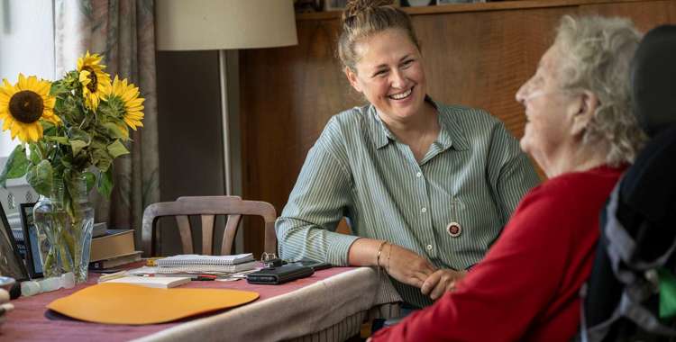 Rikke Frederiksen med 89-årige Lise Faurboe