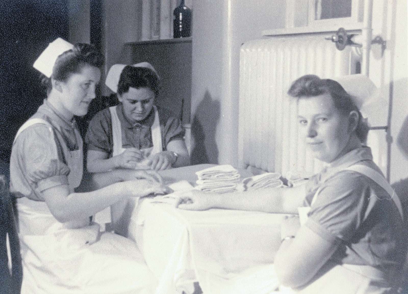 3 elever sidder og folder klude 1938-41