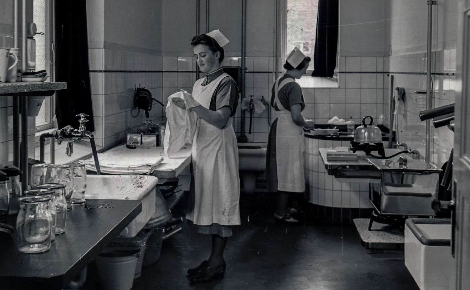 Aalborg Amtssygehus. To sygeplejersker i skyllerummet