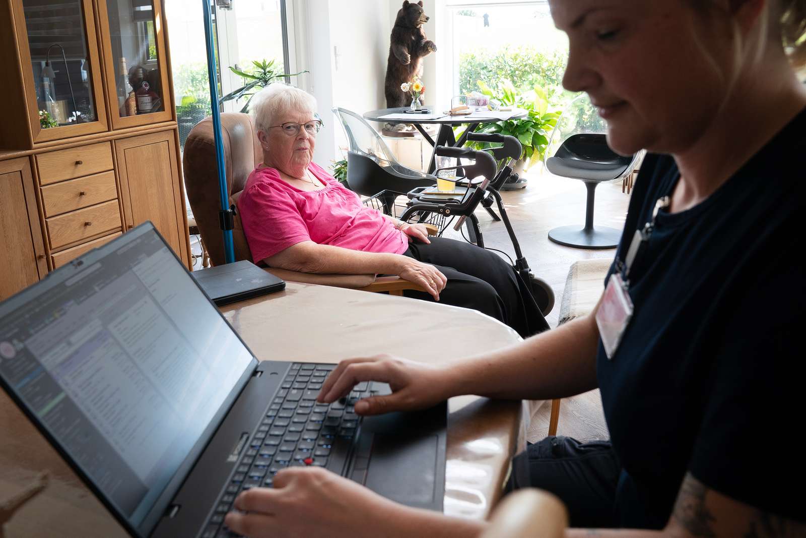 Sygeplejerske hjemme hos en patient