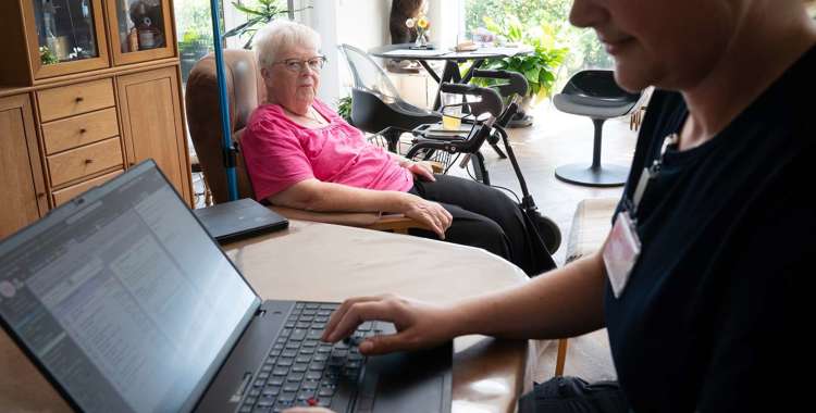 Sygeplejerske hjemme hos en patient