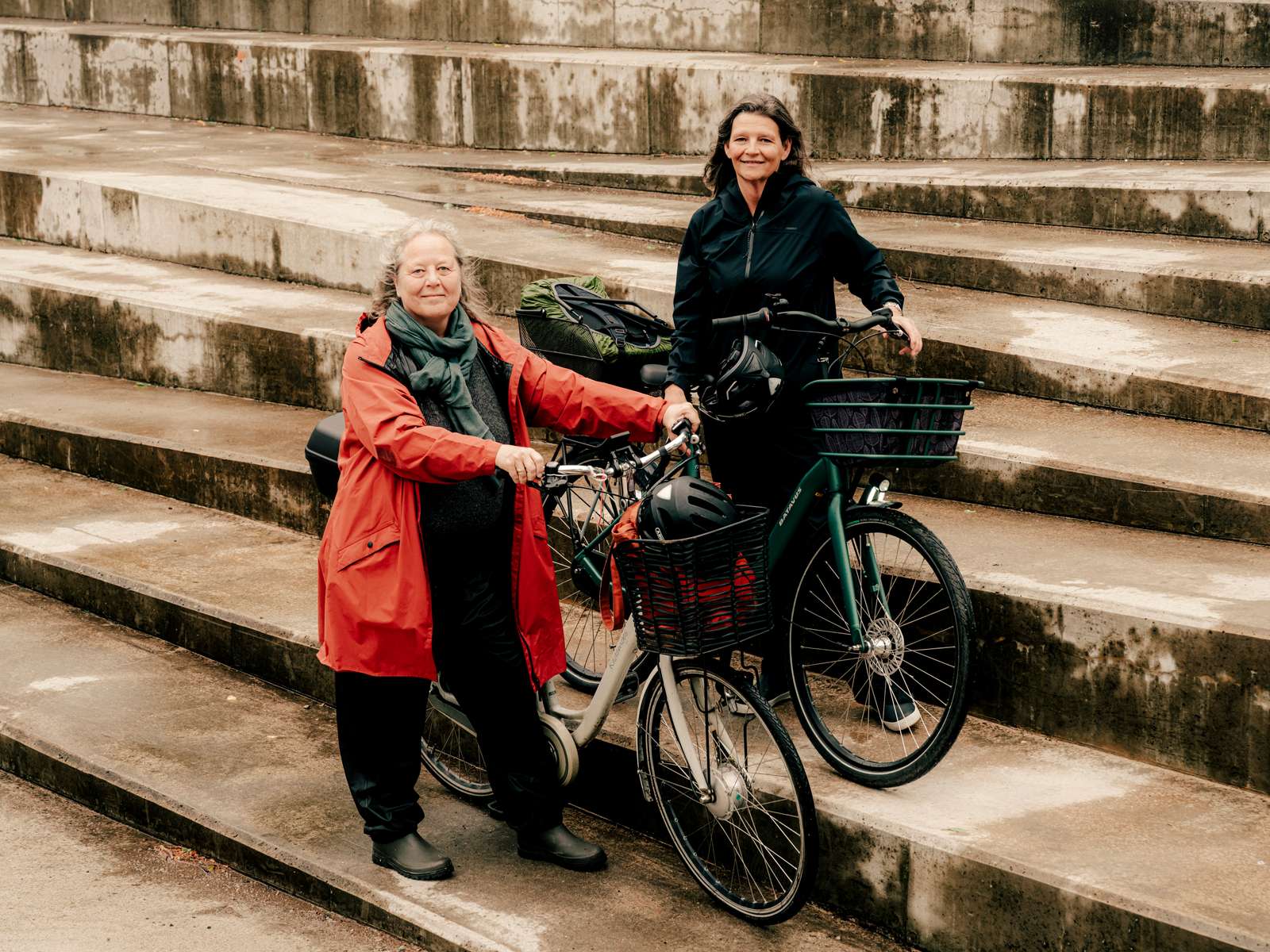 To sygeplejersker med cykler