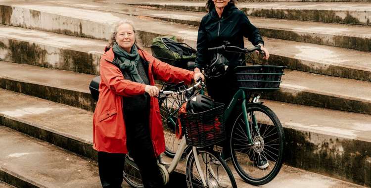 To sygeplejersker med cykler