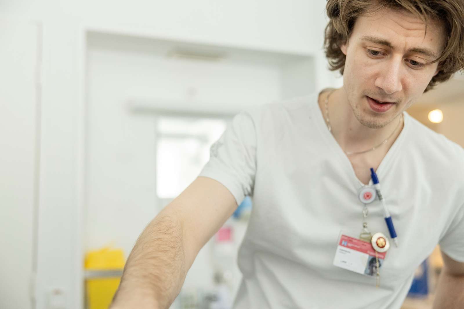 Mandlig sygeplejerske, der kigger ned