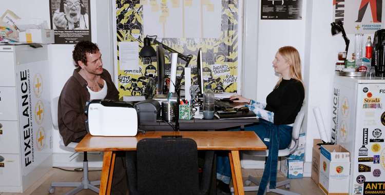 To sygeplejersker på et kontor