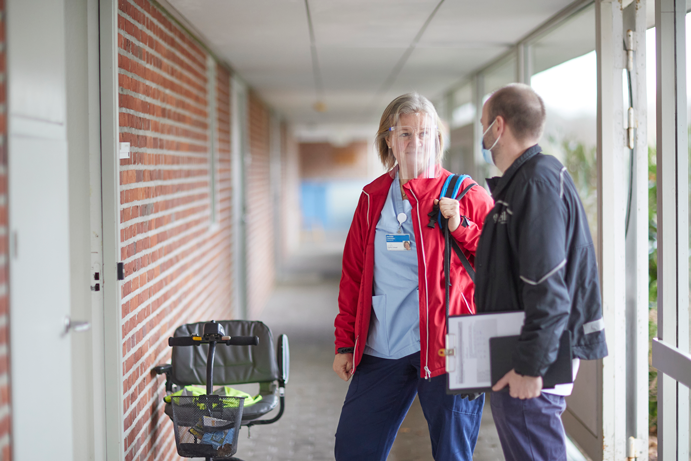 Jeanette Lorentzen bliver opdateret af akutsygeplejerske Lars Dupont Lindstrøm om patienternes tilstand. 