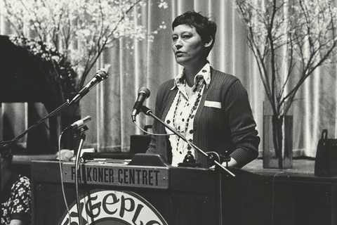 Kirsten Stallknecht på talerstolen til en af Dansk Sygeplejeråds kongresser i Falkoner Centret i København i 1976.