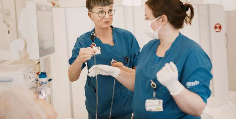 Tina Brink Hansen (tv.) og sygeplejerske Simone Burgdorff Mathiasen gør Annelis Nielsen klar til hæmodialyse. Hendes livssamtale har bl.a. betydet, at hun får behandling to gange om ugen i stedet for tre.