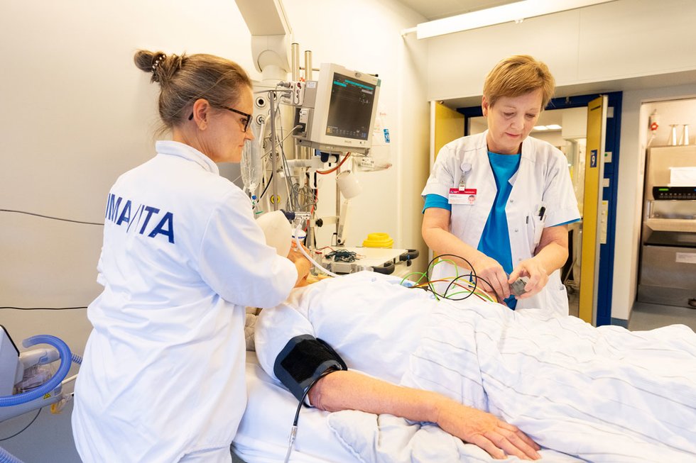 To
            af intensivafdelingens sygeplejersker, Kirsten Bang Naver (t.v.) og Malou Oxholm Ørom.