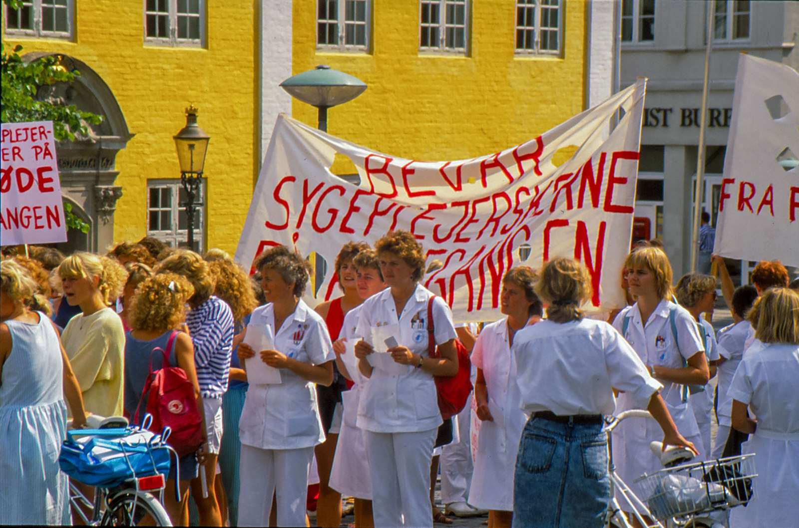 Demonstration mod nedlæggelse af sygeplejestillinger på fødeafdelingen på Ålborg sygehus 1988 (1).jpg