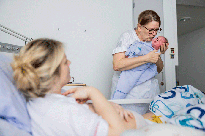 Sundhedsplejerske Vibeke Hejgaard Nielsen siger ssscccchhh højt direkte ind i øret på den lille pige, som hurtigt tier. ”Det sender hende sansemæssigt tilbage i maven og er enormt beroligende.” ”Det er magi,” siger den nybagte mor, Sophie.