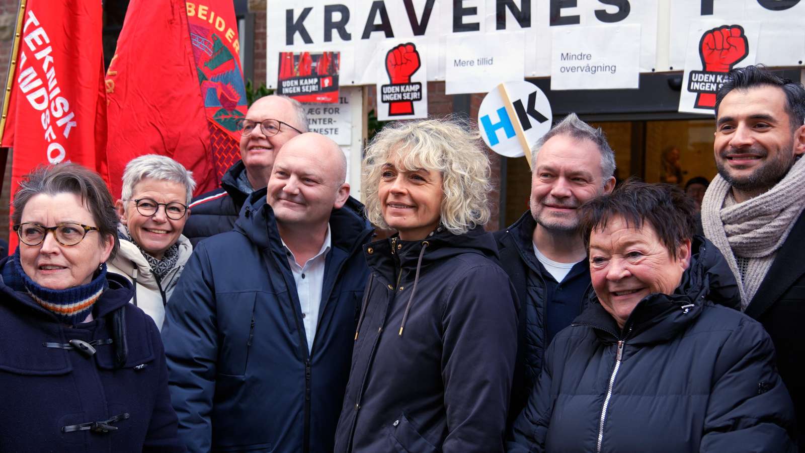 Forhandlerne på det regionale ude foran Danske Regioner.