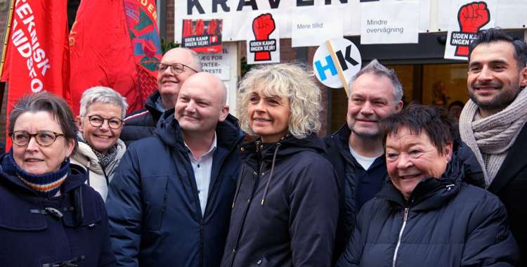 Forhandlerne på det regionale ude foran Danske Regioner.