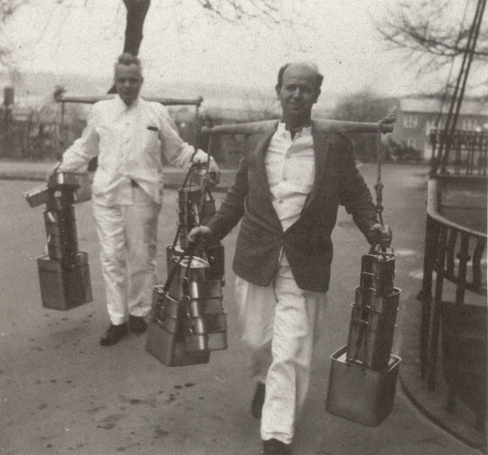 Portørerne Frode og Børge bringer mad til patienterne på Hobro Sygehus nok ca 1965.