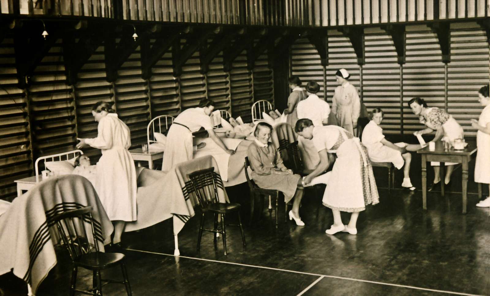 Sygeplejeforskolen på Ubberup Højskole, eleverne undervises i praktisk sygepleje 1939