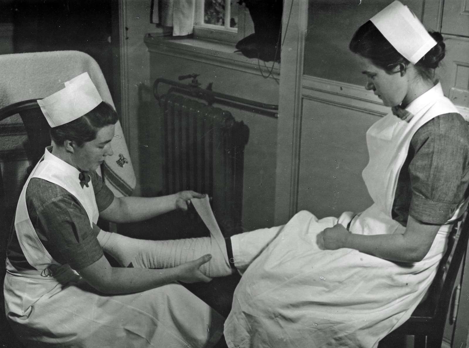 Sygeplejeelever på Rigshospitalet øver sig i renverséforbinding ca. 1940