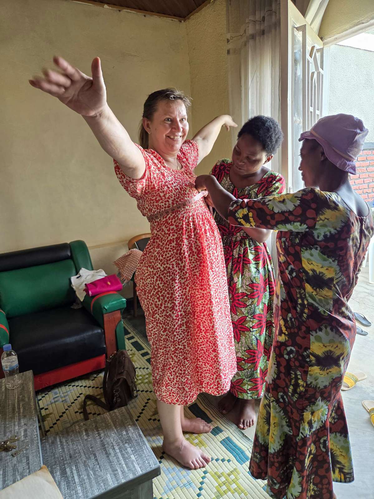 Lisa Paarmann, sygeplejerske fra intensiv i Aalborg, prøver en af de farvestrålende kjoler