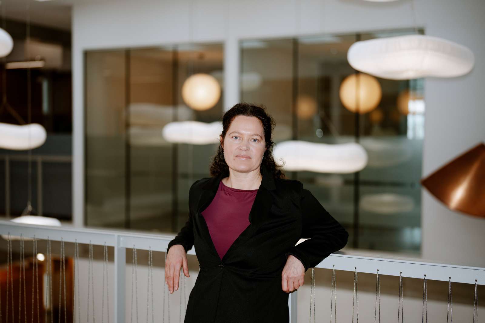 Kvinde står foran væg