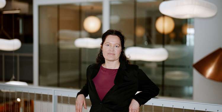 Kvinde står foran væg