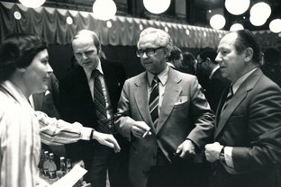 1980 DSR Kongres, København. Fra venstre: Formand Kirsten Stallknecht, amtsrådsformand Per Kålund, overborgmester Egon Weidekamp og borgmester Thorkild Simonsen.