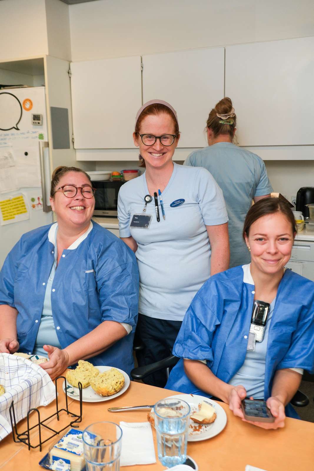 Tine Pedersen i midten havde vundet rundstykker til en flok glade kolleger.